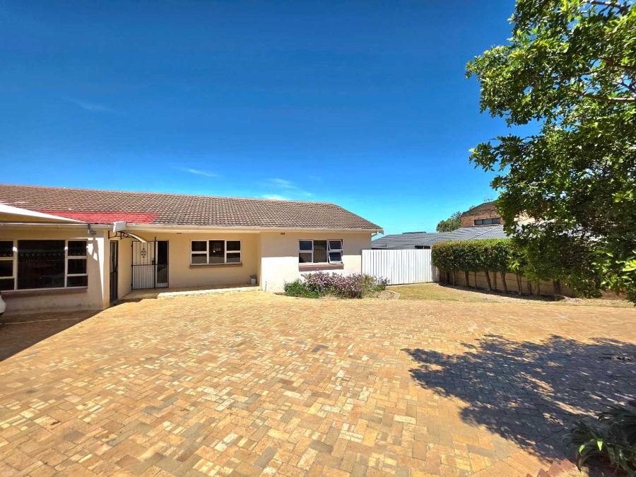 5 Bedroom Property for Sale in Plattekloof Western Cape